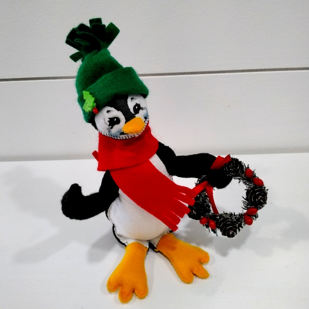 Annalee 7" Penguin 🐧 with Wreath